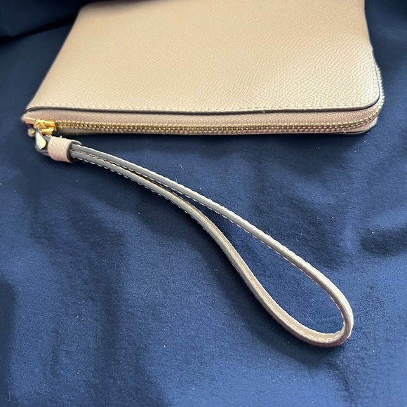COACH wristlet purse. Like new, never used. 58032-IMTAU. Taupe with gold logo. - Picture 7 of 8